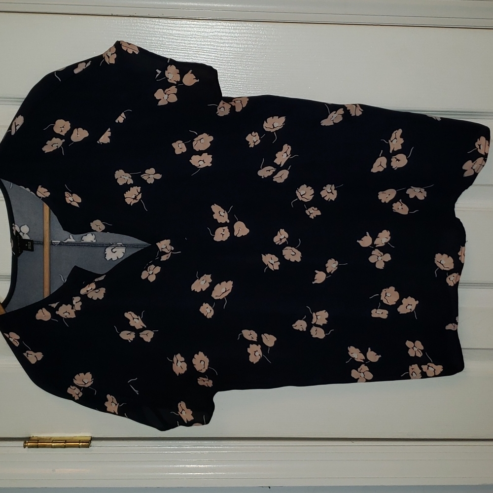Ann Taylor, short sleeved flowered top, size M